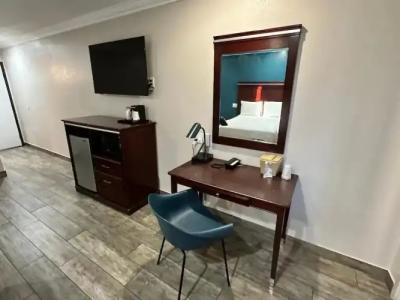 Super 8 by Wyndham Mesa Downtown Near Convention Center - 42