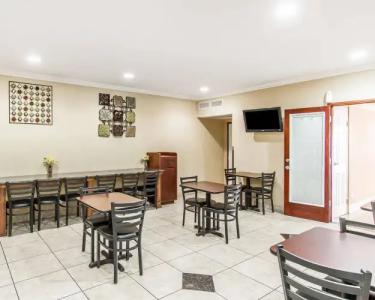 Super 8 by Wyndham Mesa Downtown Near Convention Center - 20