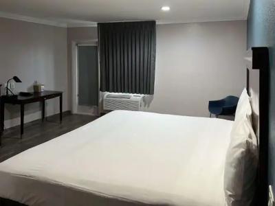 Super 8 by Wyndham Mesa Downtown Near Convention Center - 59