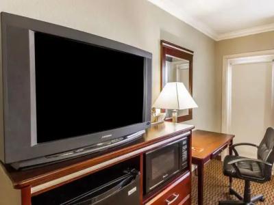 Super 8 by Wyndham Mesa Downtown Near Convention Center - 25