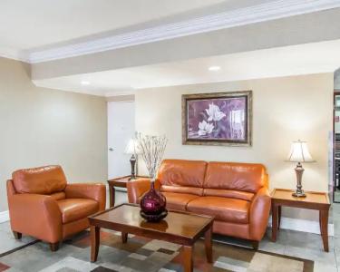 Super 8 by Wyndham Mesa Downtown Near Convention Center - 7