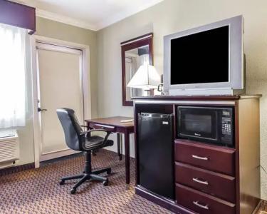 Super 8 by Wyndham Mesa Downtown Near Convention Center - 4