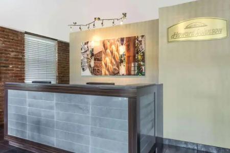 Howard Johnson by Wyndham Scottsdale Old Town - 1