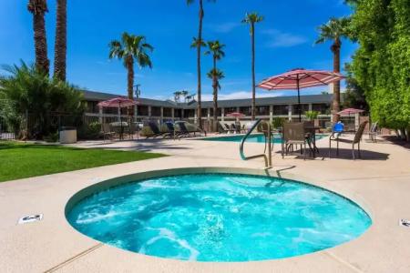 Howard Johnson by Wyndham Scottsdale Old Town - 9