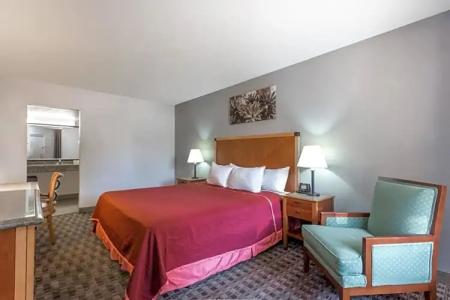 Howard Johnson by Wyndham Scottsdale Old Town - 27