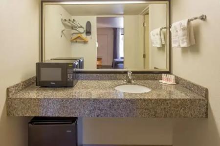 Howard Johnson by Wyndham Scottsdale Old Town - 17