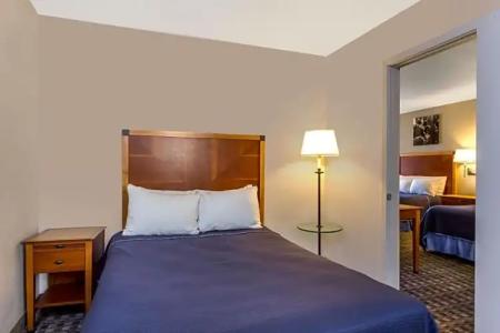 Howard Johnson by Wyndham Scottsdale Old Town - 16