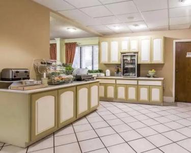 Quality Inn at the Mall - - 19