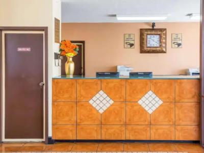 Econo Lodge Inn & Suites Macon West - 1