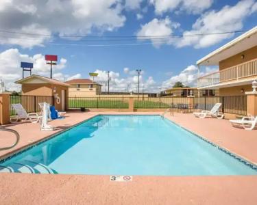 Econo Lodge Inn & Suites Macon West - 16