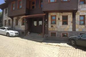 Konak Lapeistra, Gure