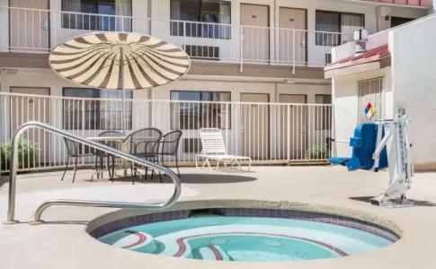 Super 8 Phoenix Metro North - 11