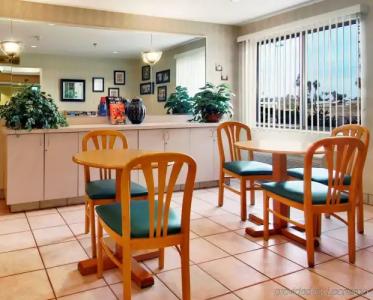 Red Roof Plus+ Phoenix West - 28