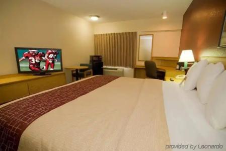 Red Roof Plus+ Phoenix West - 32