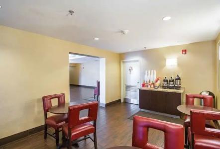 Red Roof Plus+ Phoenix West - 12