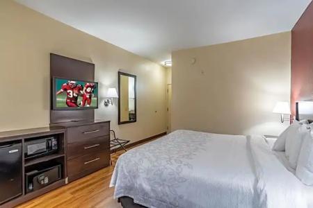 Red Roof Plus+ Phoenix West - 64