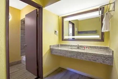 Days Inn by Wyndham Airport - Phoenix - 22