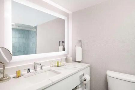 Hilton Los Angeles - 32