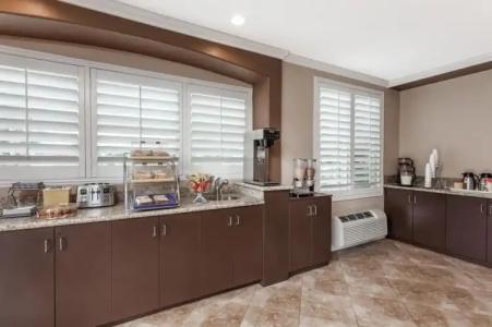 Days Inn & Suites Anaheim Resort - 11