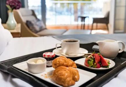 Balboa Bay Resort - 12