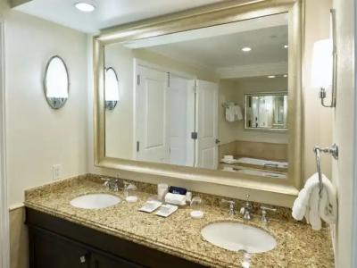 Balboa Bay Resort - 9