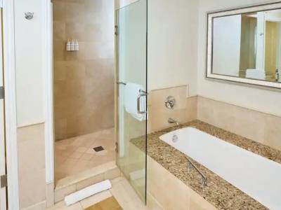 Balboa Bay Resort - 8