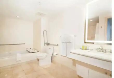 DoubleTree Resort & Spa by Hilton Ocean Point - North Miami Beach - 33