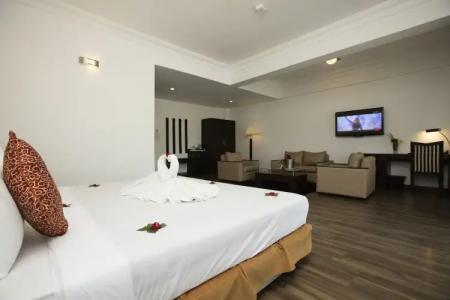 Waterfront Resort by KGH Group - 4