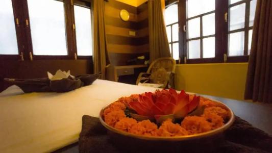 Middle Path and Spa - 10