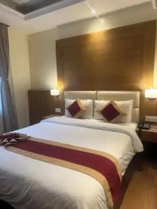 Middle Path and Spa - 42