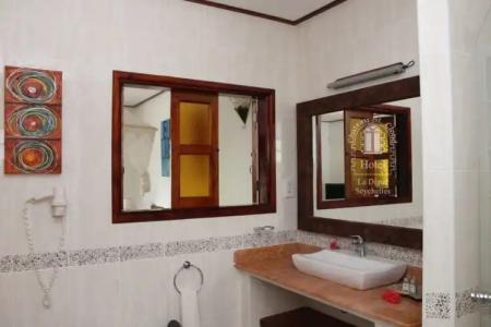 Chateau St Cloud - 70