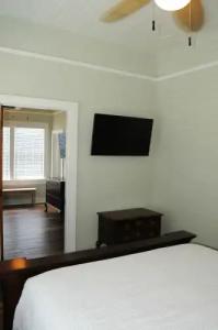 Frances Street Bottle Inn - 59