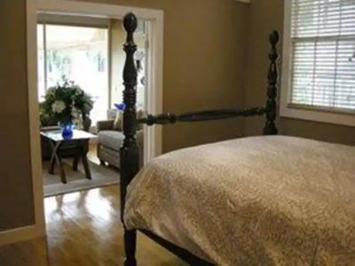 Frances Street Bottle Inn - 4