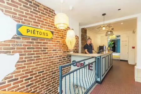 Young and Happy Latin Quarter by Hiphophostels - 29