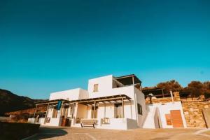 Far Out Beach Resort & Camping, Mylopotas