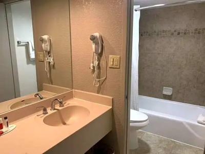 Ramada by Wyndham Kissimmee Gateway - 63