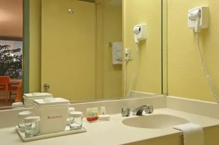 Ramada by Wyndham Kissimmee Gateway - 40