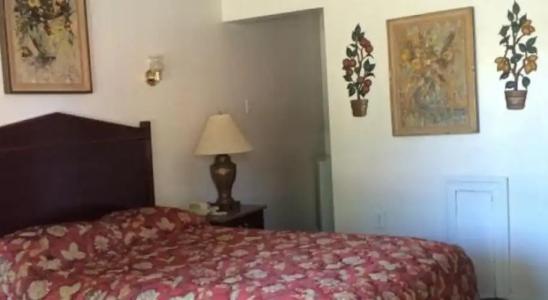 Sunset Manor Motel - 4