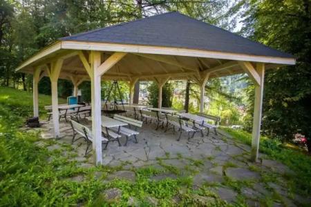 Farys - centrum Krynicy na wzgórzu wśród ciszy ze wspaniałymi tarasami widokowymi, sauna, jacuzzi, siłownia, prywatny parking za darmo dla naszych Gości - 20