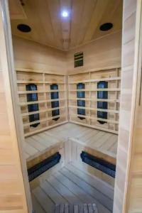 Farys - centrum Krynicy na wzgórzu wśród ciszy ze wspaniałymi tarasami widokowymi, sauna, jacuzzi, siłownia, prywatny parking za darmo dla naszych Gości - 18