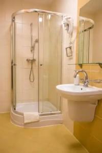 Farys - centrum Krynicy na wzgórzu wśród ciszy ze wspaniałymi tarasami widokowymi, sauna, jacuzzi, siłownia, prywatny parking za darmo dla naszych Gości - 48