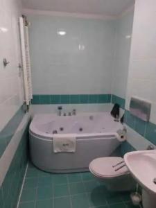 Farys - centrum Krynicy na wzgórzu wśród ciszy ze wspaniałymi tarasami widokowymi, sauna, jacuzzi, siłownia, prywatny parking za darmo dla naszych Gości - 82