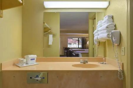 Travelodge Suites East Gate Orange - 27