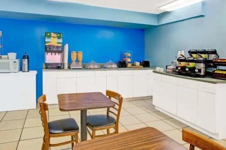 Travelodge Suites East Gate Orange - 19