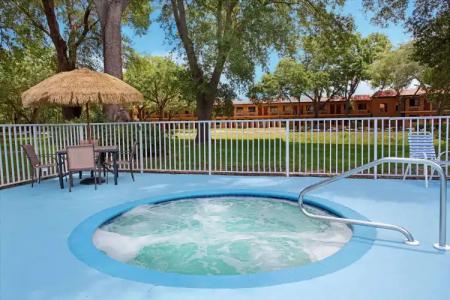 Travelodge Suites East Gate Orange - 10