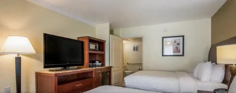 Clarion Inn & Suites Central Clearwater Beach - 38