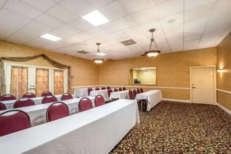 Clarion Inn & Suites Central Clearwater Beach - 22