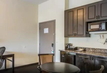 Clarion Inn & Suites Central Clearwater Beach - 64