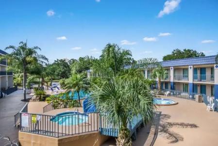 Clarion Inn & Suites Central Clearwater Beach - 31