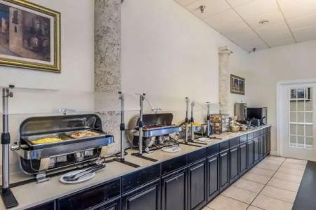 Clarion Inn & Suites Central Clearwater Beach - 18